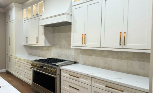 This luxurious kitchen remodel features Wellborn's Glacier White Cabinetry. The floor-to-ceiling cabinets help add a touch of elegance while maximizing storage space. [TWD Project Location: Peoria, AZ] 