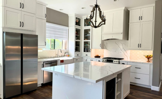 A timeless kitchen remodel showcasing Wellborn's Premier series in Glacier White, Monterrey tile backsplash, and diamond white quartz countertop. [TWD Project Location: New River, AZ] 