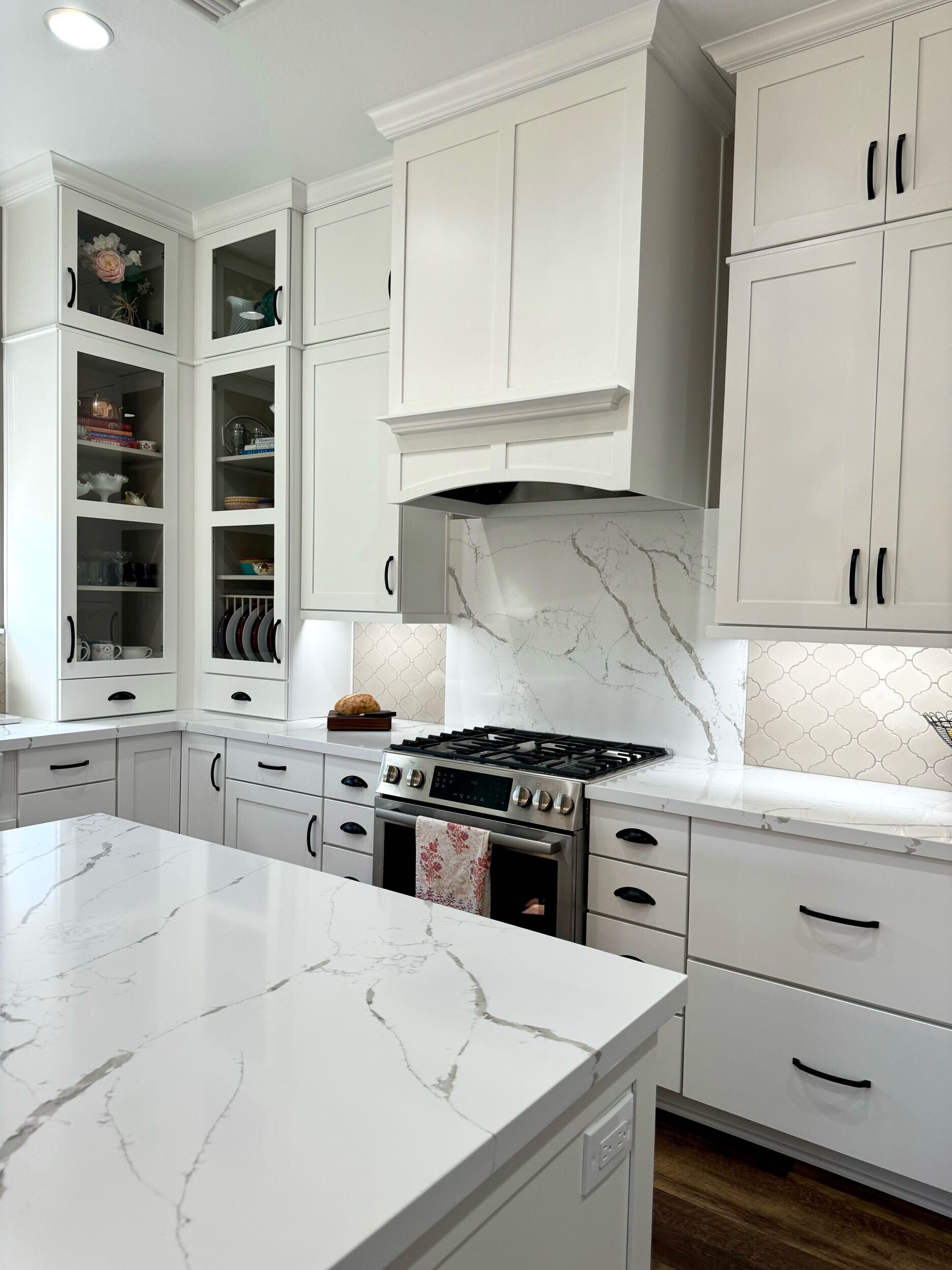 A timeless kitchen remodel showcasing Wellborn's Premier series in Glacier White, Monterrey tile backsplash, and diamond white quartz countertop. [TWD Project Location: New River, AZ] 