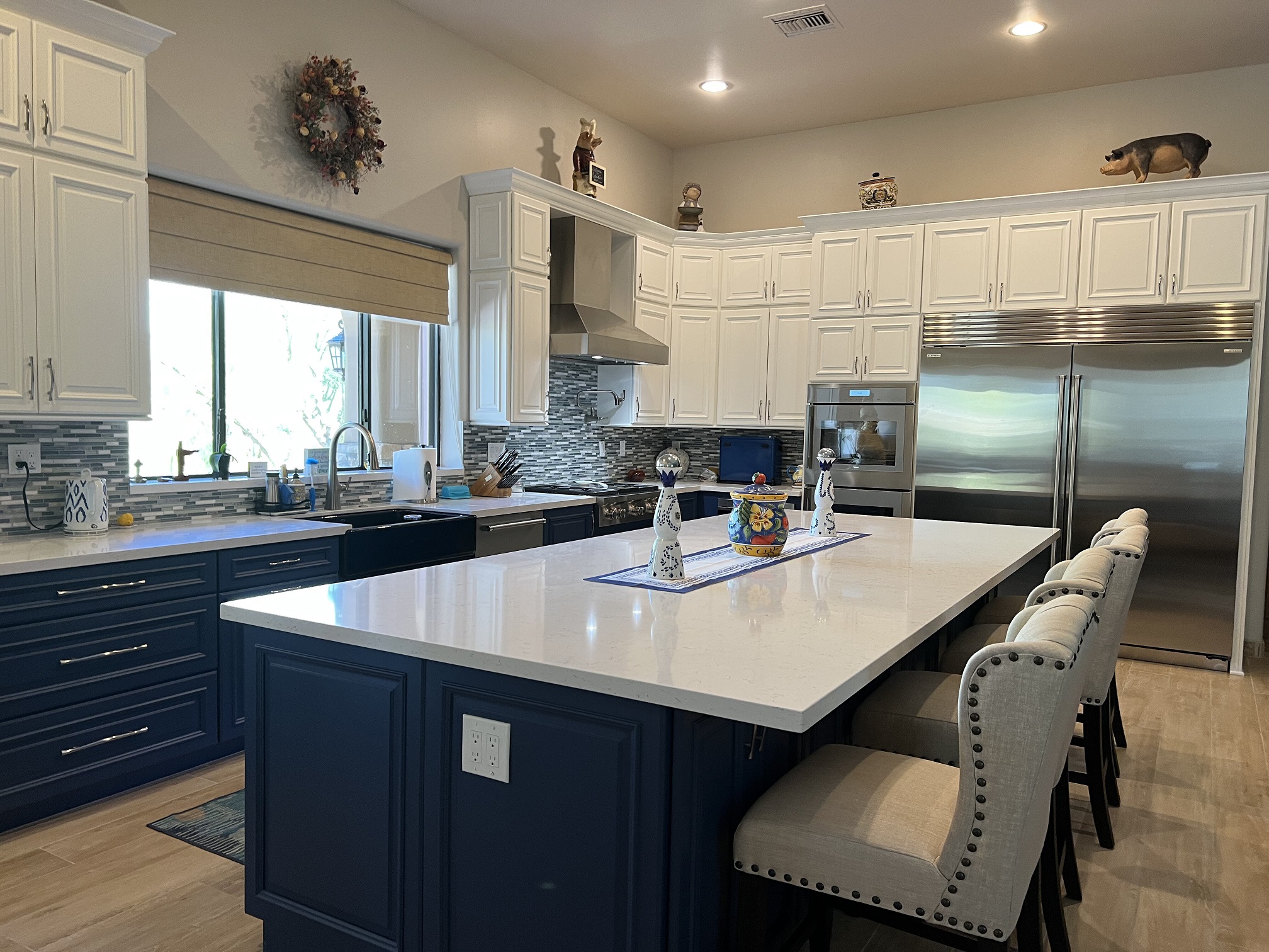 This two-toned design features Wellborn Cabinets in Glacier for the upper cabinetry and Sapphire for the lower cabinets and island giving this space an instant boost of character. The spacious island with seating will come in handy when entertaining. [TWD Project Location: Carefree, AZ]