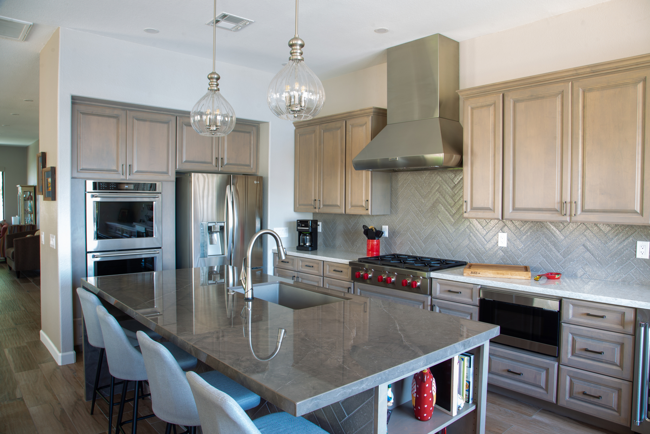 From a dark and outdated kitchen to an outstanding gathering place for entertaining. This gorgeous kitchen renovation truly brightened up the open concept layout and created such a calming atmosphere for the family to come together. [TWD Project Location: Glendale, AZ]