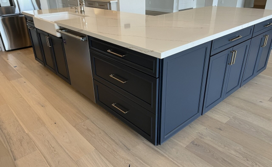 This spacious L-shaped island takes this kitchen remodel to the next level. Its size and shape are perfect for entertaining and provides plenty of space for meal prepping. [TWD Project Location: Cave Creek, AZ]