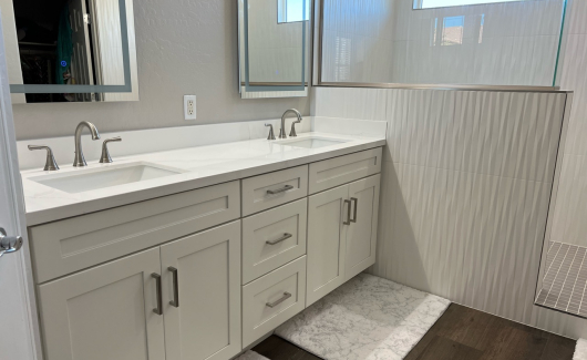 Wellborn Select cabinetry with Hancock door style in Painted White finish. [TWD Project Location: Peoria, AZ]